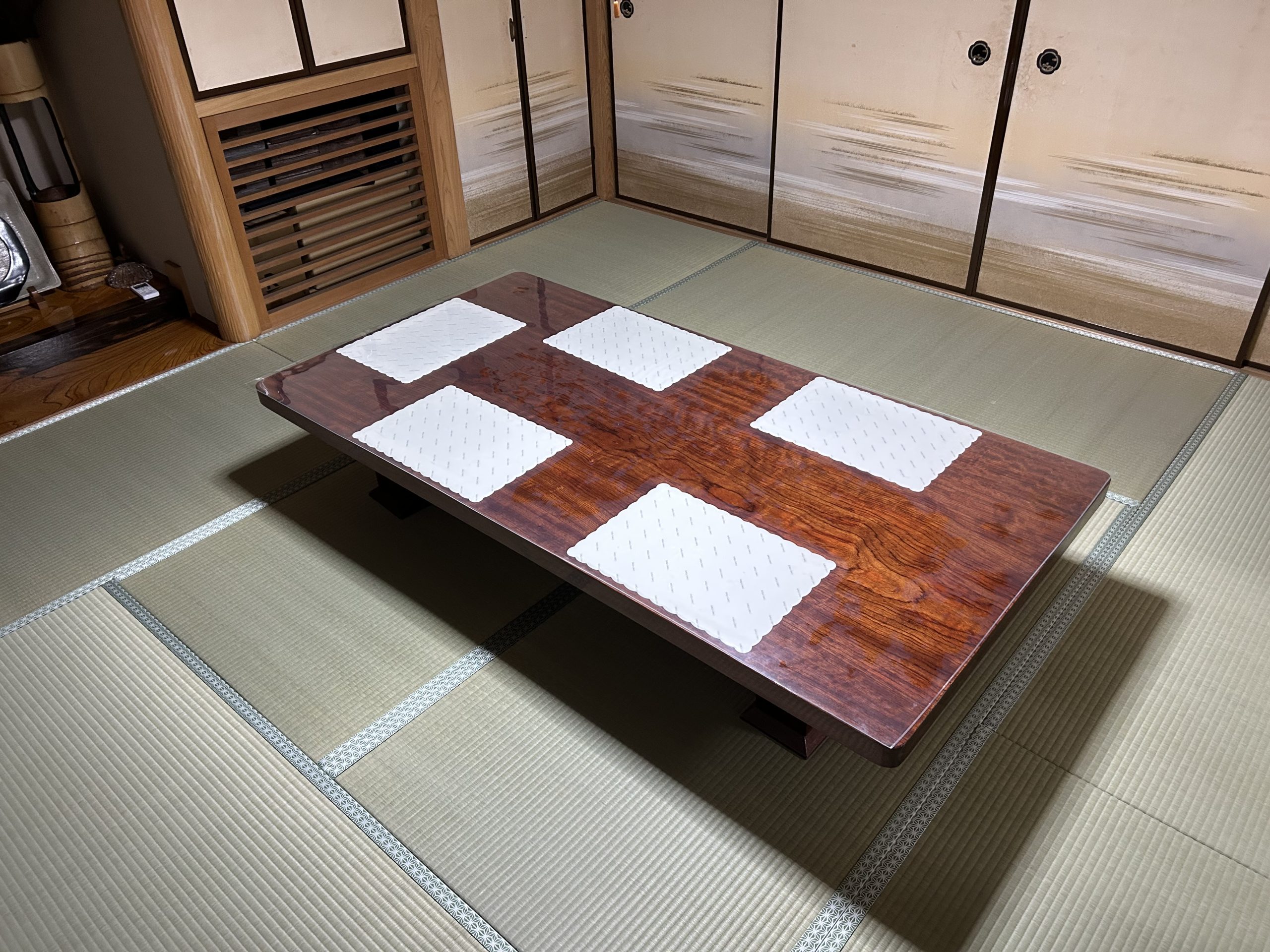 新座市石神で、一枚板の大きく重たいテーブルがある和室を、お手入れが
